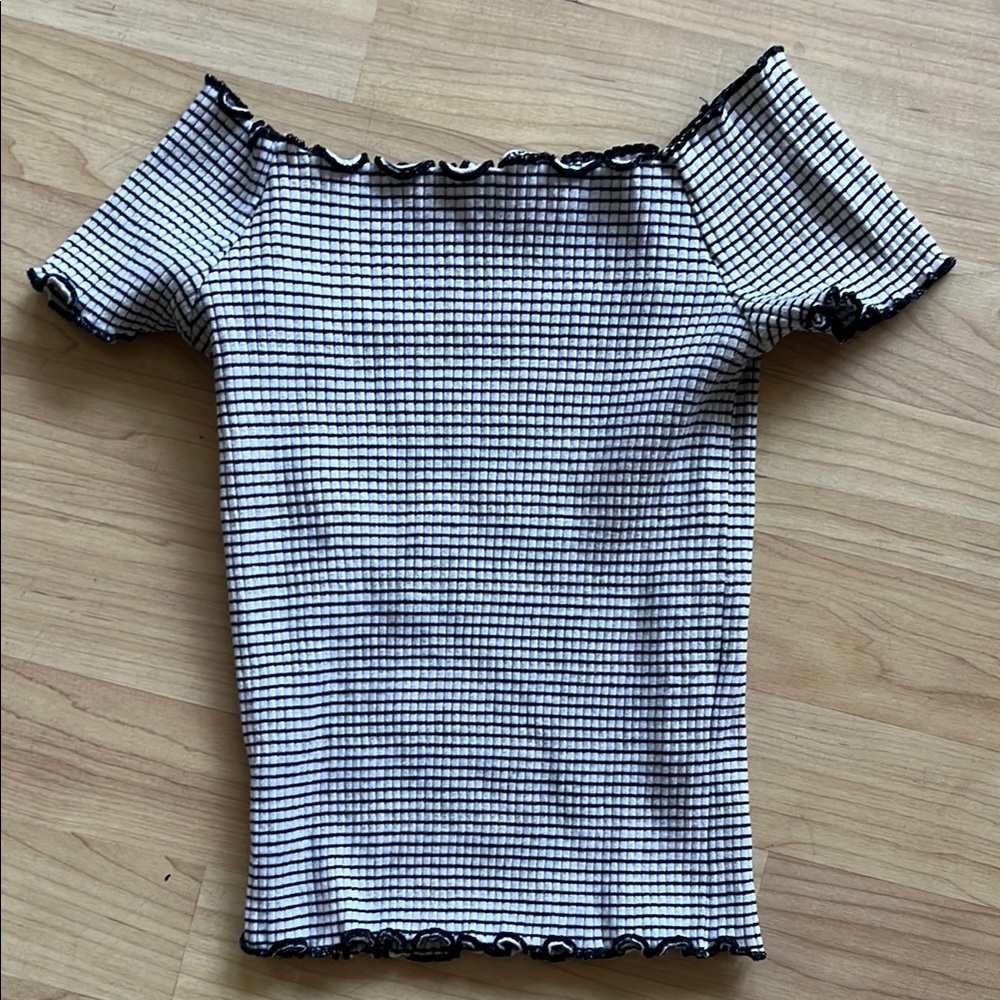 Fitted top 
Off shoulder